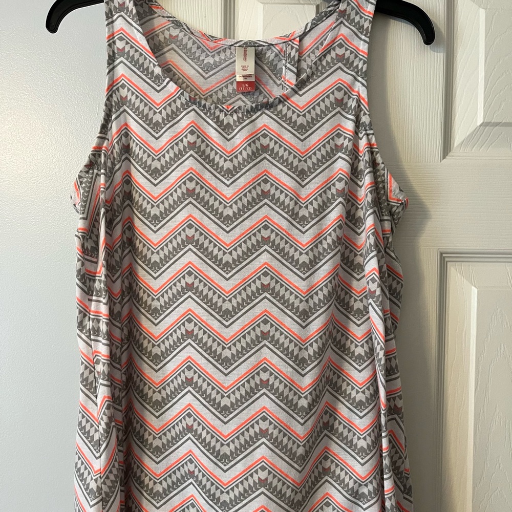 Fun summer top. Tank top with v-back.